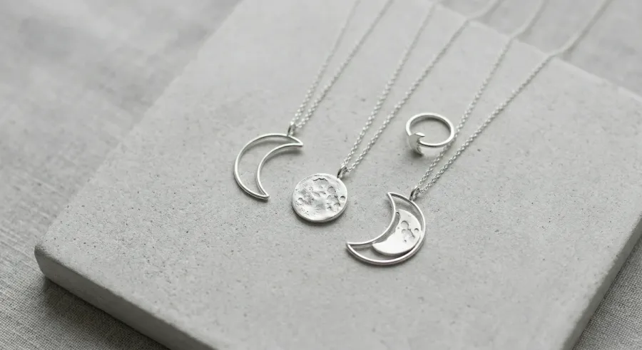 Joyas con fases lunares: qué significa cada fase y por qué la gente lleva la Luna en la piel