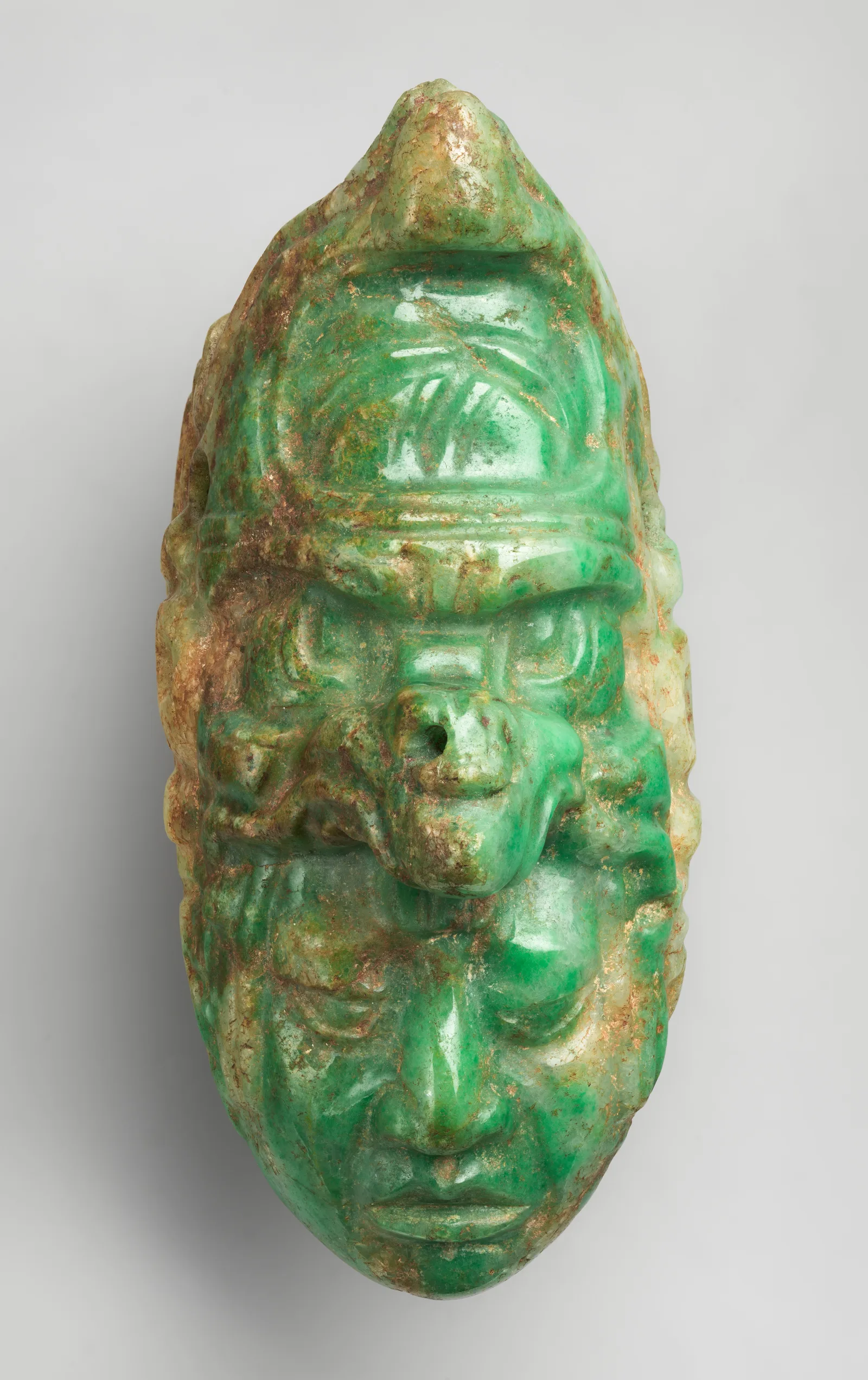 Colgante maya de jadeíta verde con imagen tallada, años 600 a 700