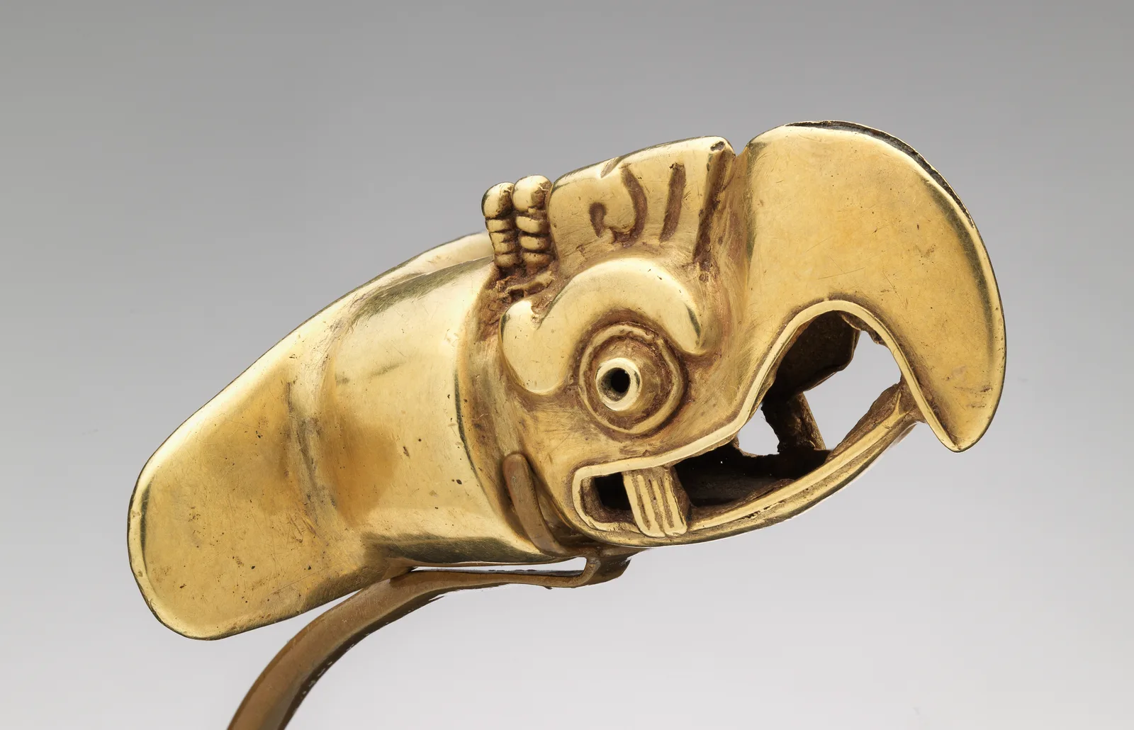 Bezote de oro azteca con cabeza de águila, años 1325 a 1521