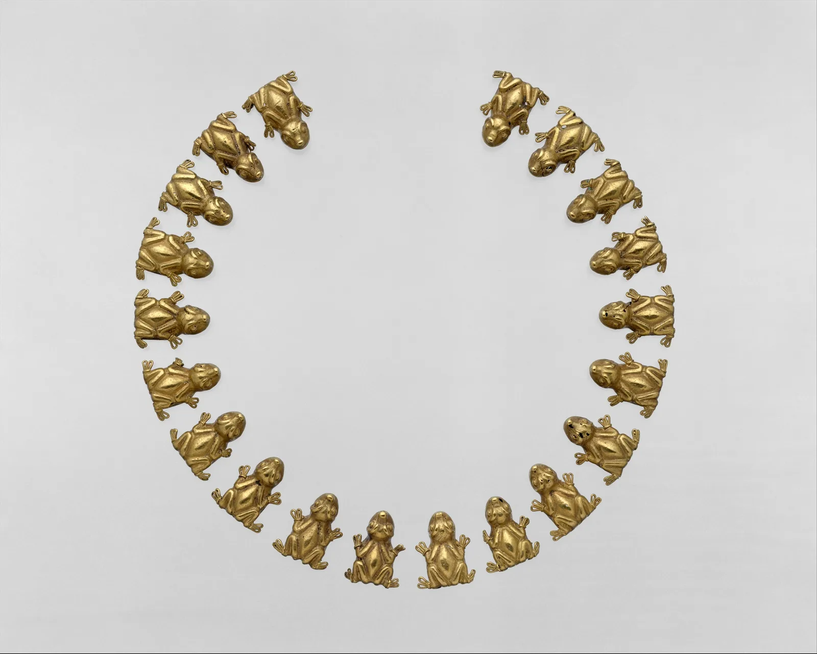 Collar azteca de oro con cuentas fundidas en forma de ranas, años 1400 a 1521