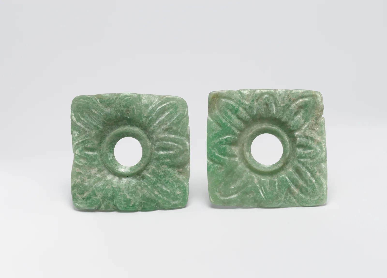 Par de orejeras mayas de jadeíta verde, años 200 a 600