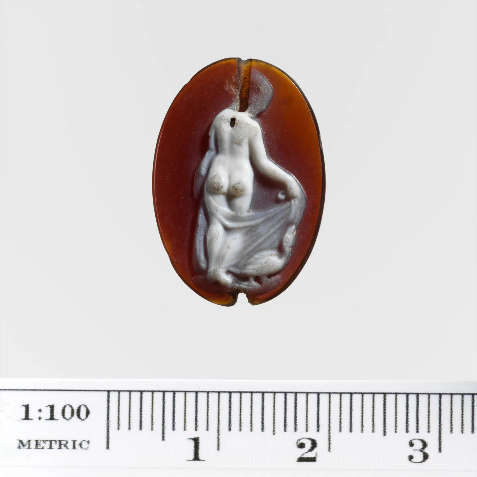 Camafeo antiguo de sardónice con relieve claro sobre fondo oscuro