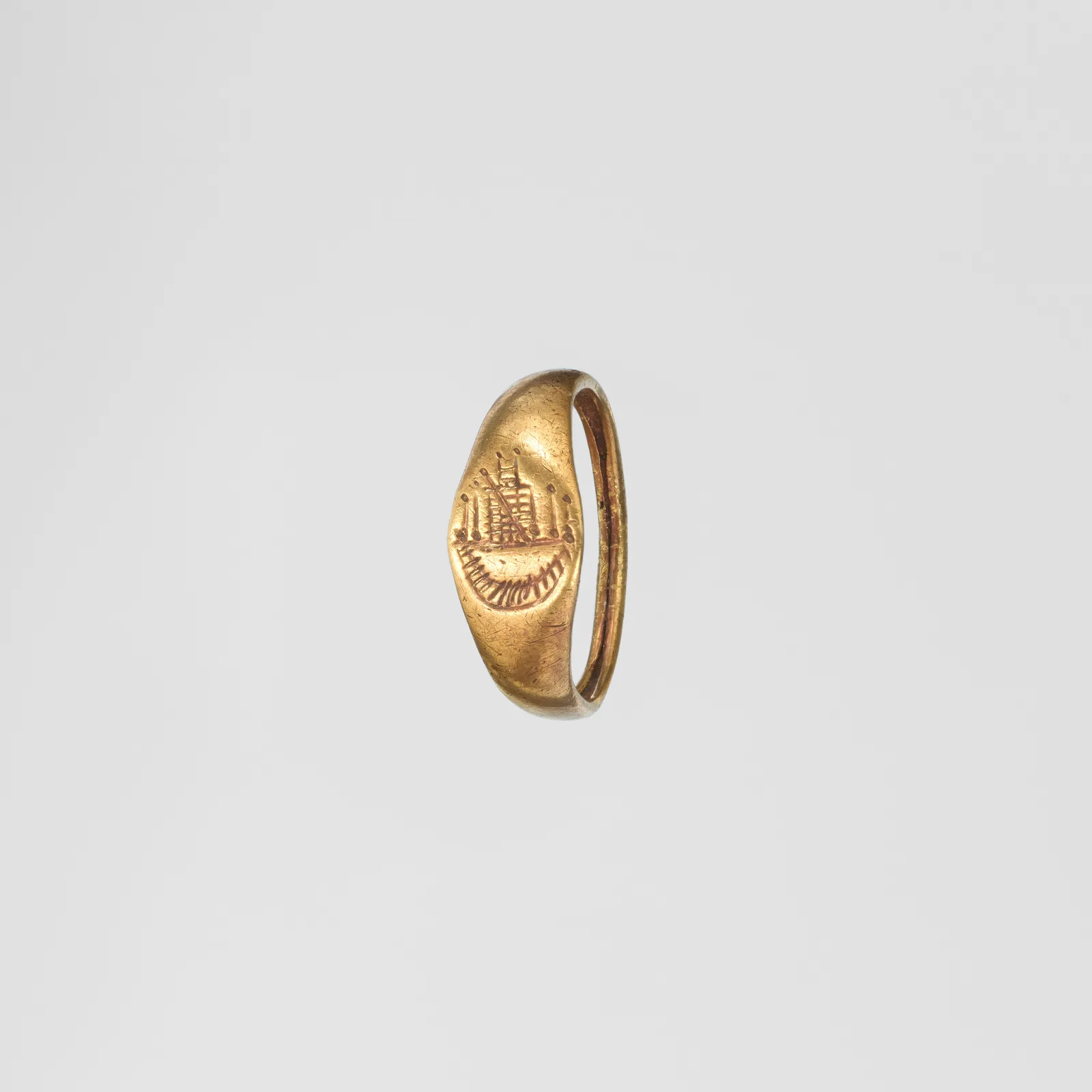 Anillo de oro antiguo con la representación del templo de Afrodita en Pafos, Chipre