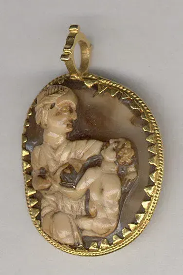 Camafeo de ágata en capas con montura de oro, tallado por un maestro medieval