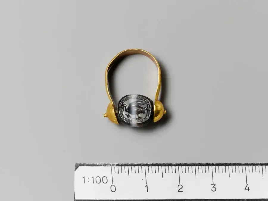 Escarabajo etrusco tallado en piedra bandeada con engaste de oro