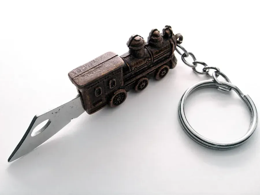 Navaja en miniatura con forma de locomotora a vapor, unos cuatro centimetros de largo