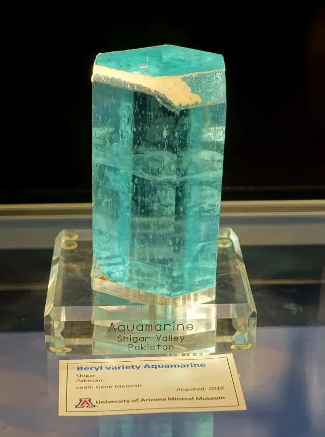 Cristal natural de aguamarina con facetas azules transparentes, yacimiento de Shigar, Pakistán