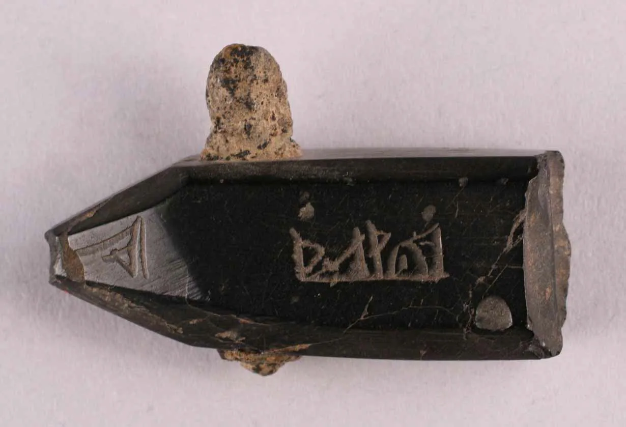 Colgante de azabache negro con una inscripción árabe tallada