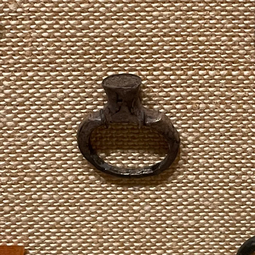 Anillo de plata antiguo sin piedra, superficie lisa del metal