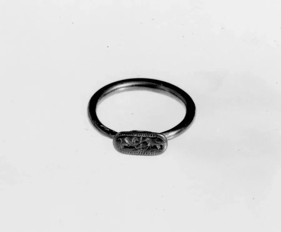 Anillo etrusco de oro con cartucho grabado de grifo y león, siglo VI a. C.
