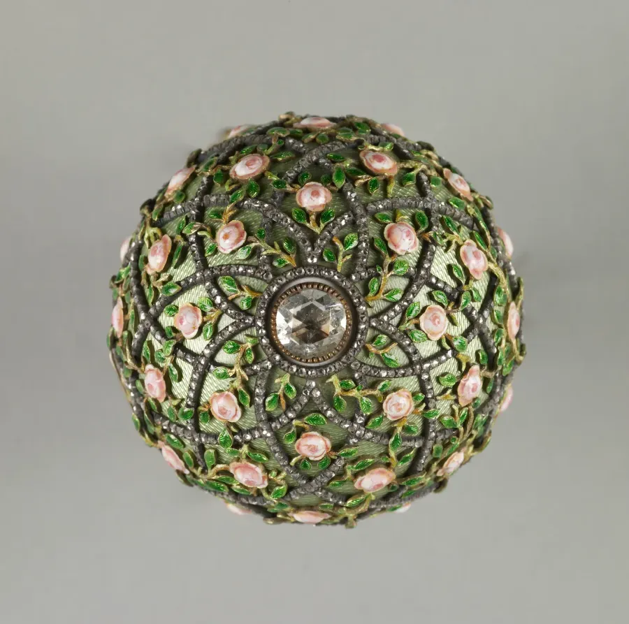 Huevo imperial de Pascua Enrejado de Rosas de Fabergé en oro rosa y esmalte, 1907
