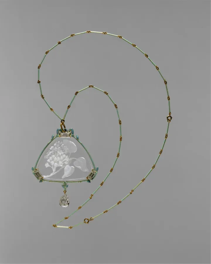 Colgante con cadena de la Belle Époque de René Lalique, hacia 1905