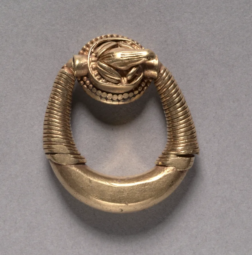 Anillo antiguo de oro con la figura de una rana en el chatón