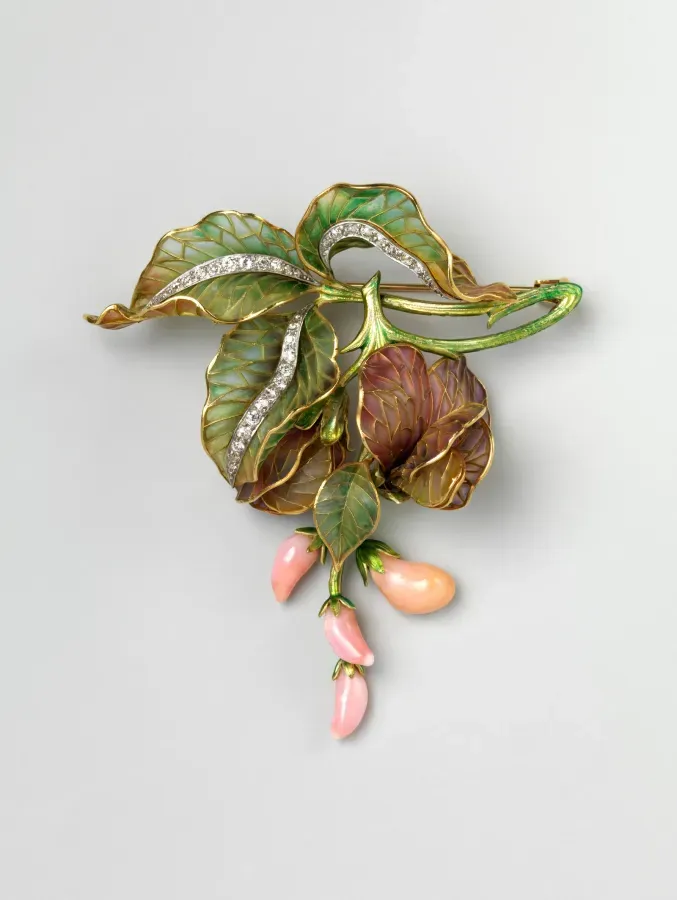 Broche en platino y oro de 18 quilates con esmalte plique-à-jour, perla concha y diamantes de Marcus and Co., hacia 1900