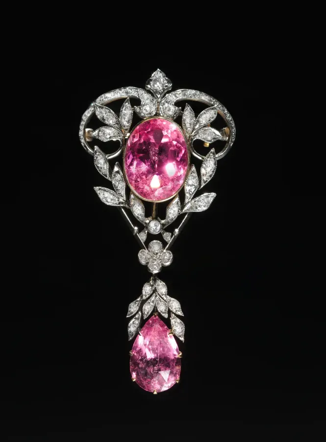 Broche-colgante de oro amarillo y platino con turmalina rosa y diamantes, taller estadounidense hacia 1890 a 1910