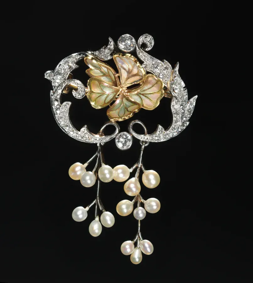 Broche eduardiano de platino y oro con perlas, diamantes y esmalte, taller estadounidense hacia 1890 a 1910