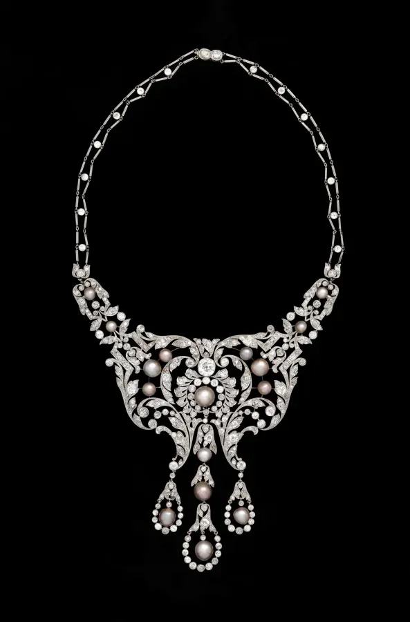 Collar de platino con perlas naturales y diamantes de talla antigua de Dreicer and Co., hacia 1905