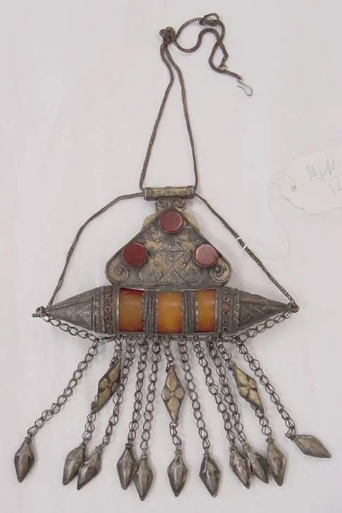 Collar bereber marroquí del siglo XIX con ámbar y cornalina sobre base de metal