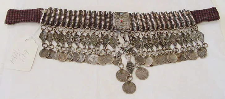 Collar bereber marroquí del siglo XIX con esmalte de color e hilos de lana