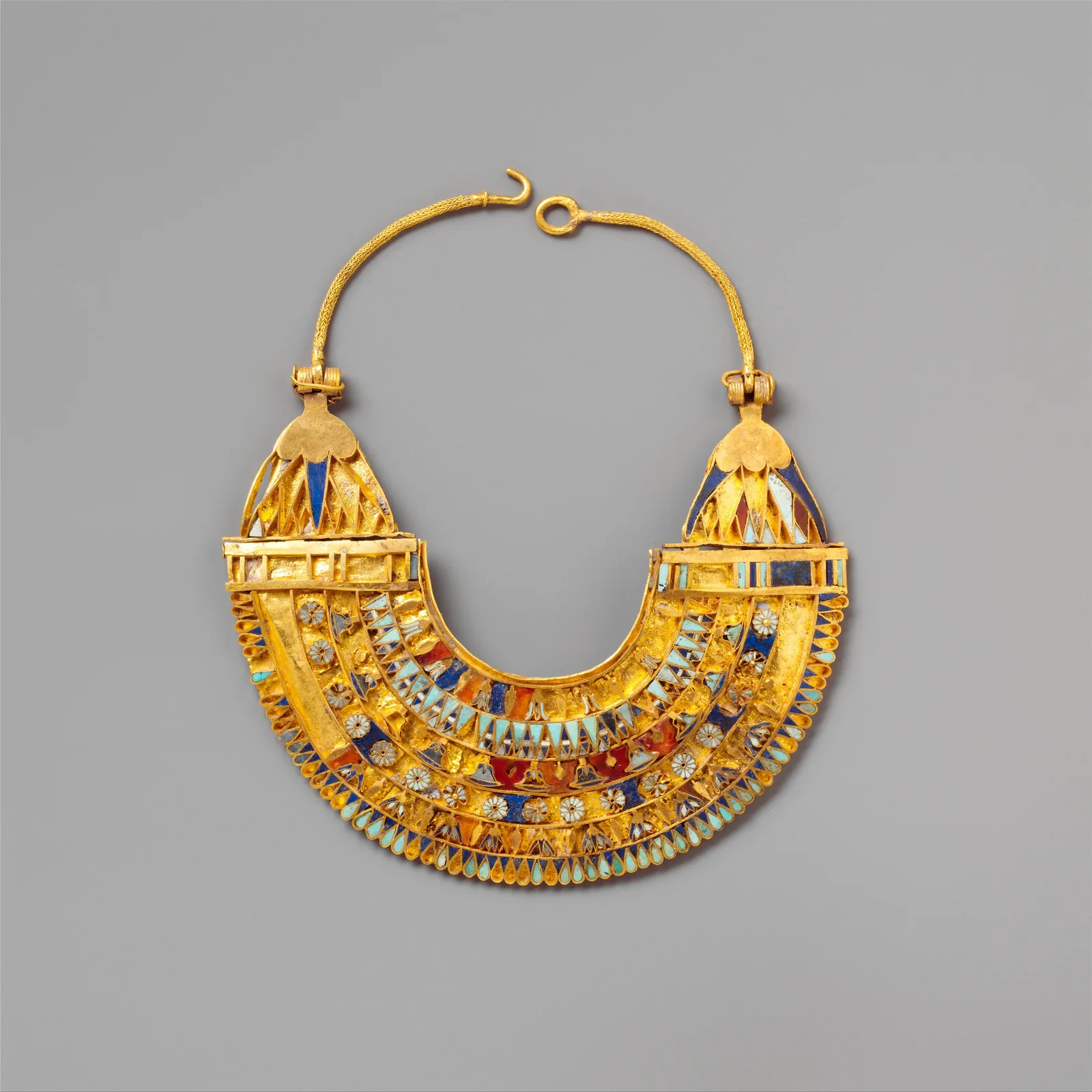 Collar peto: el collar multifila que cubre el pecho en abanico