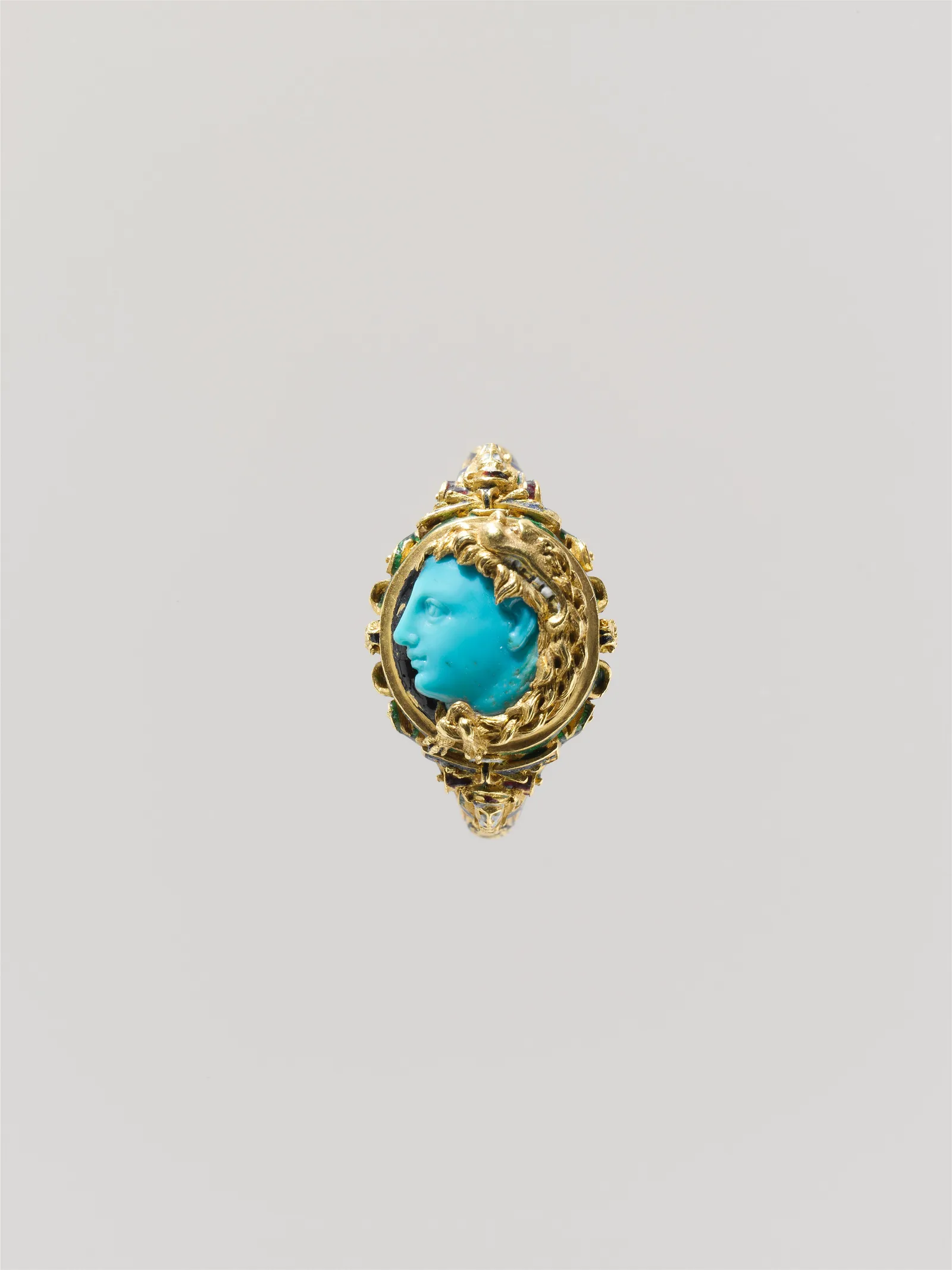 Anillo de oro europeo de mediados del siglo XVI con un camafeo tallado en turquesa