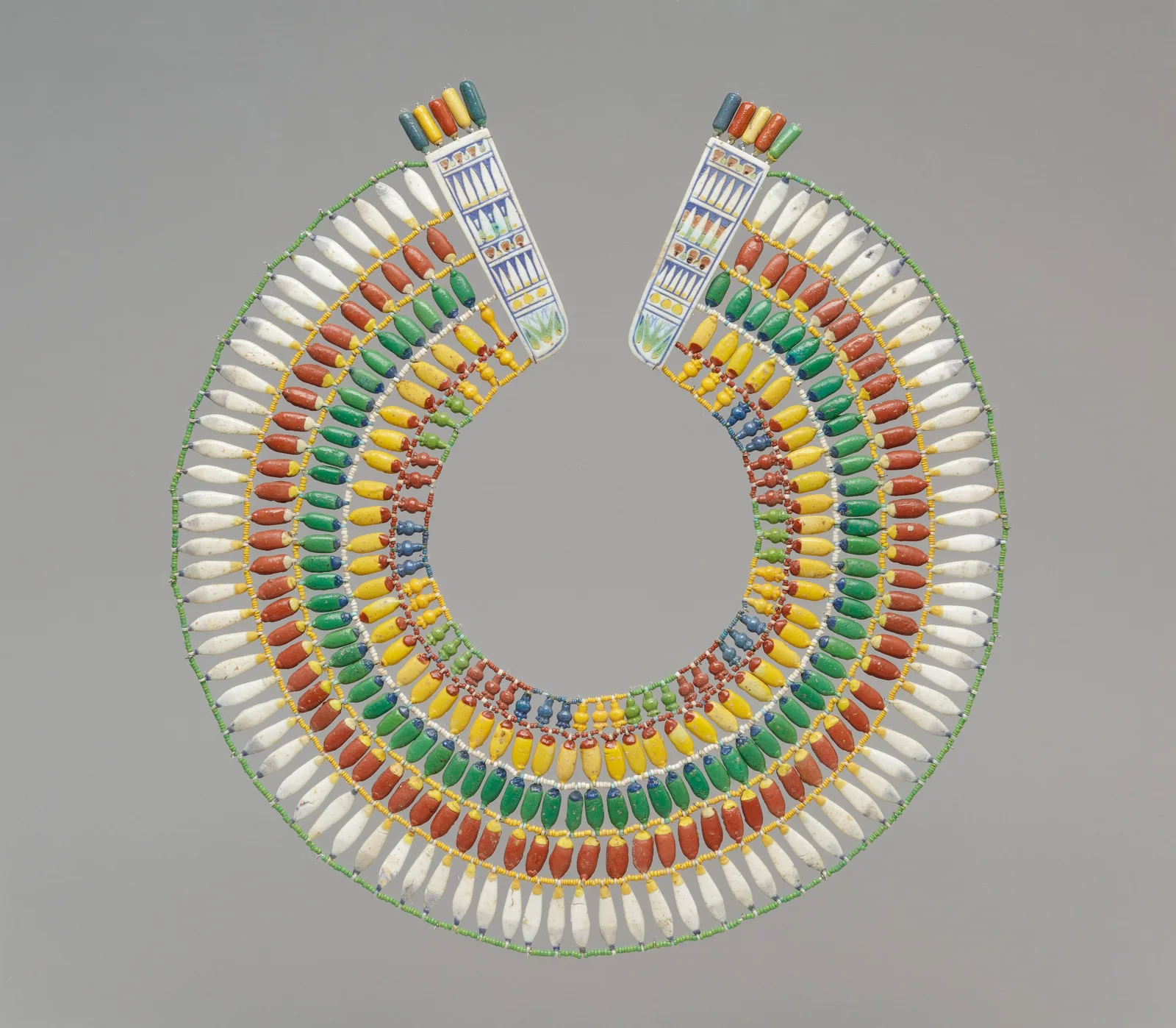 Ancho collar pectoral del antiguo Egipto, tejido con menudas cuentas de fayenza