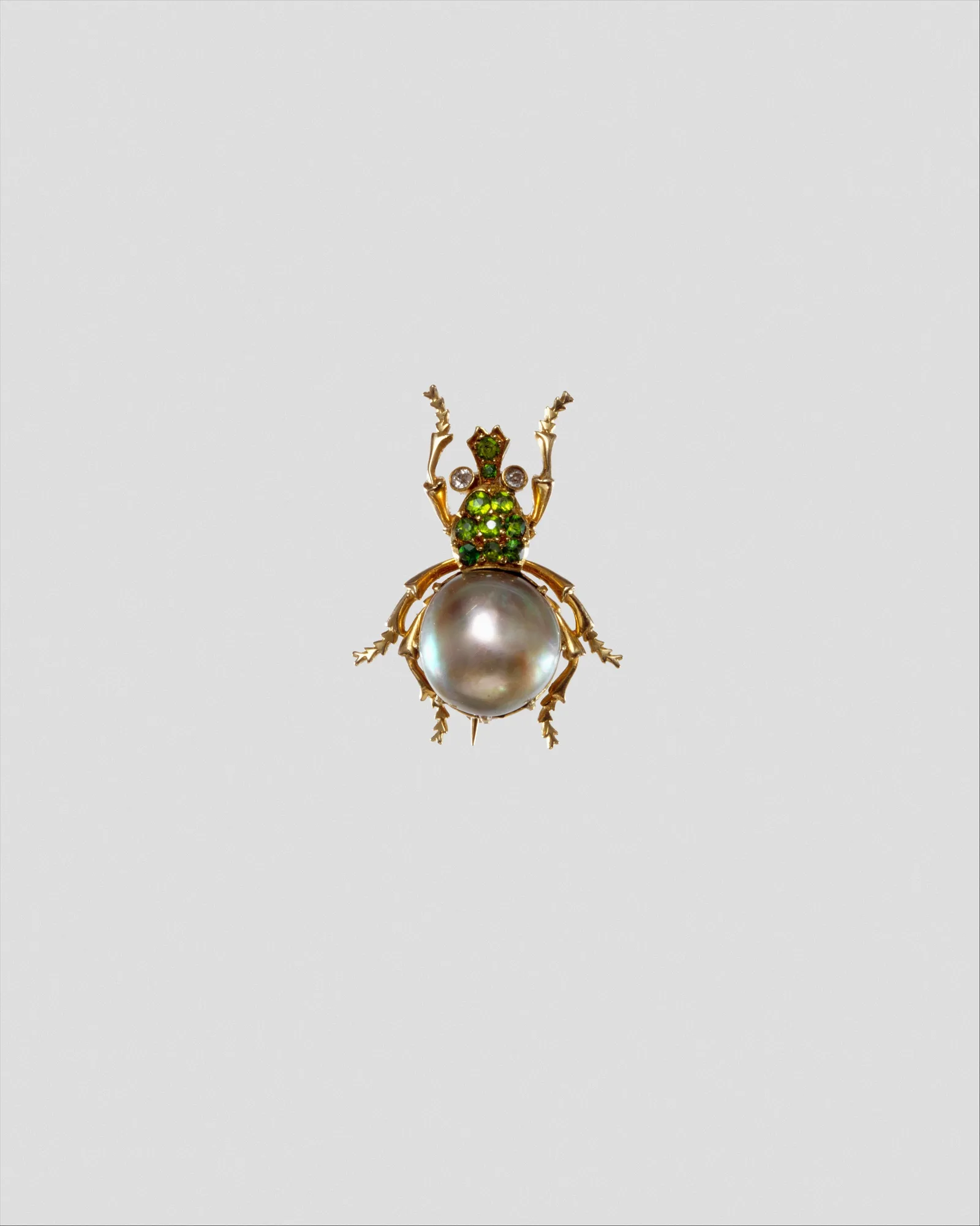 Broche de oro en forma de insecto con perla, demantoides verdes y diamantes, taller Jaques & Marcus, hacia 1882 a 1892