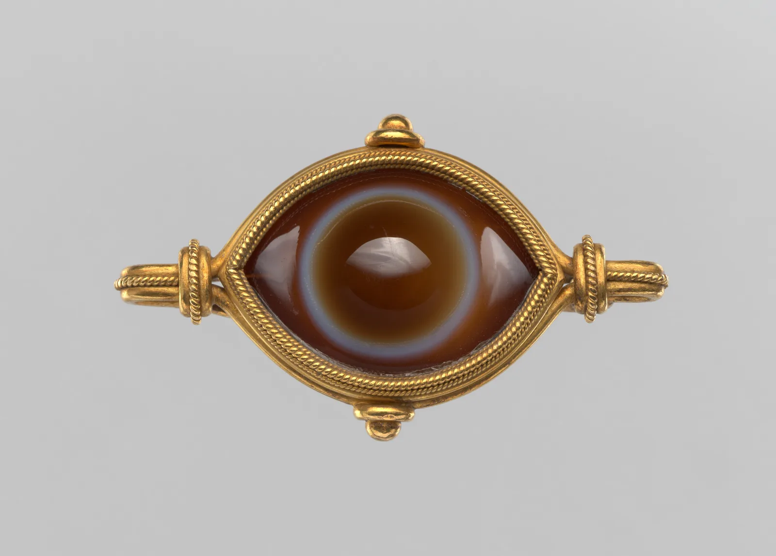 Broche Castellani de oro con ágata, hacia 1860, en el estilo arqueológico