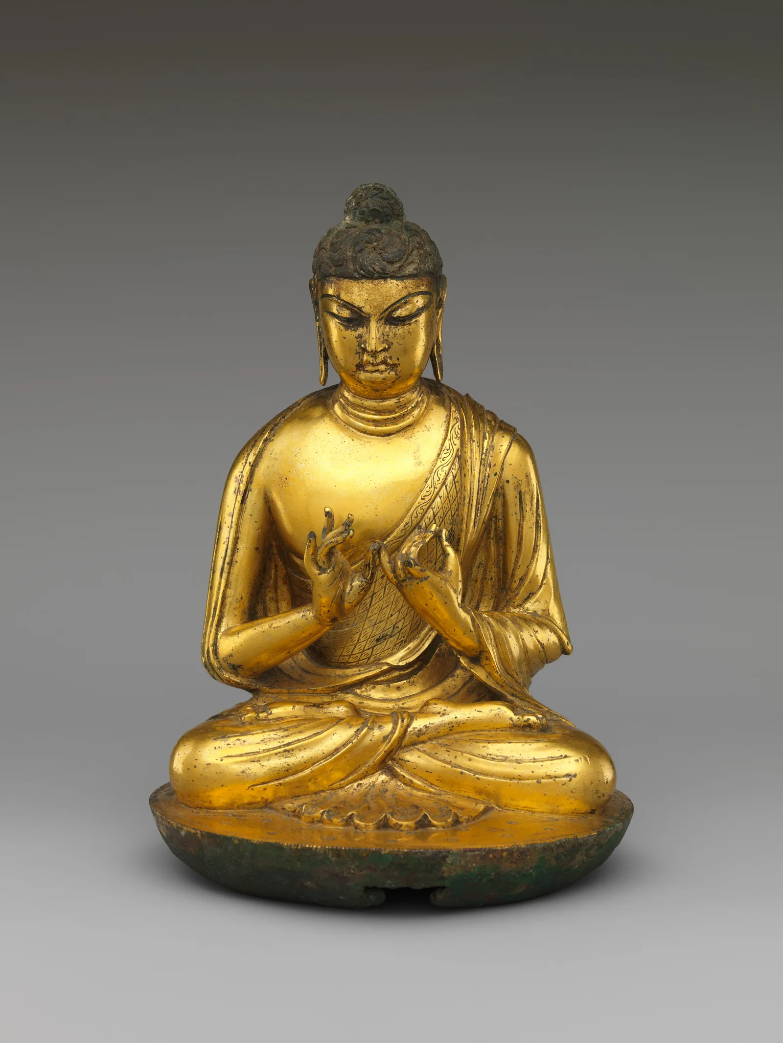 Buda Vairocana sentado, una figura cósmica de la tradición mahayana