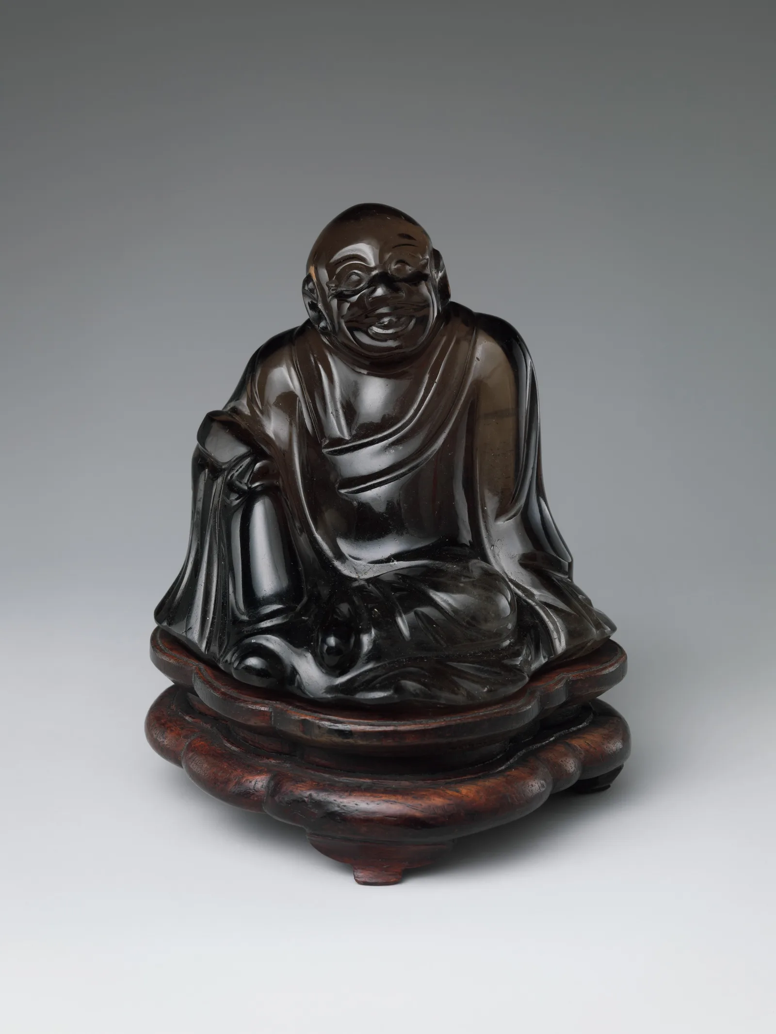 Buda sentado con las manos en el regazo, palmas hacia arriba, en el gesto de meditación