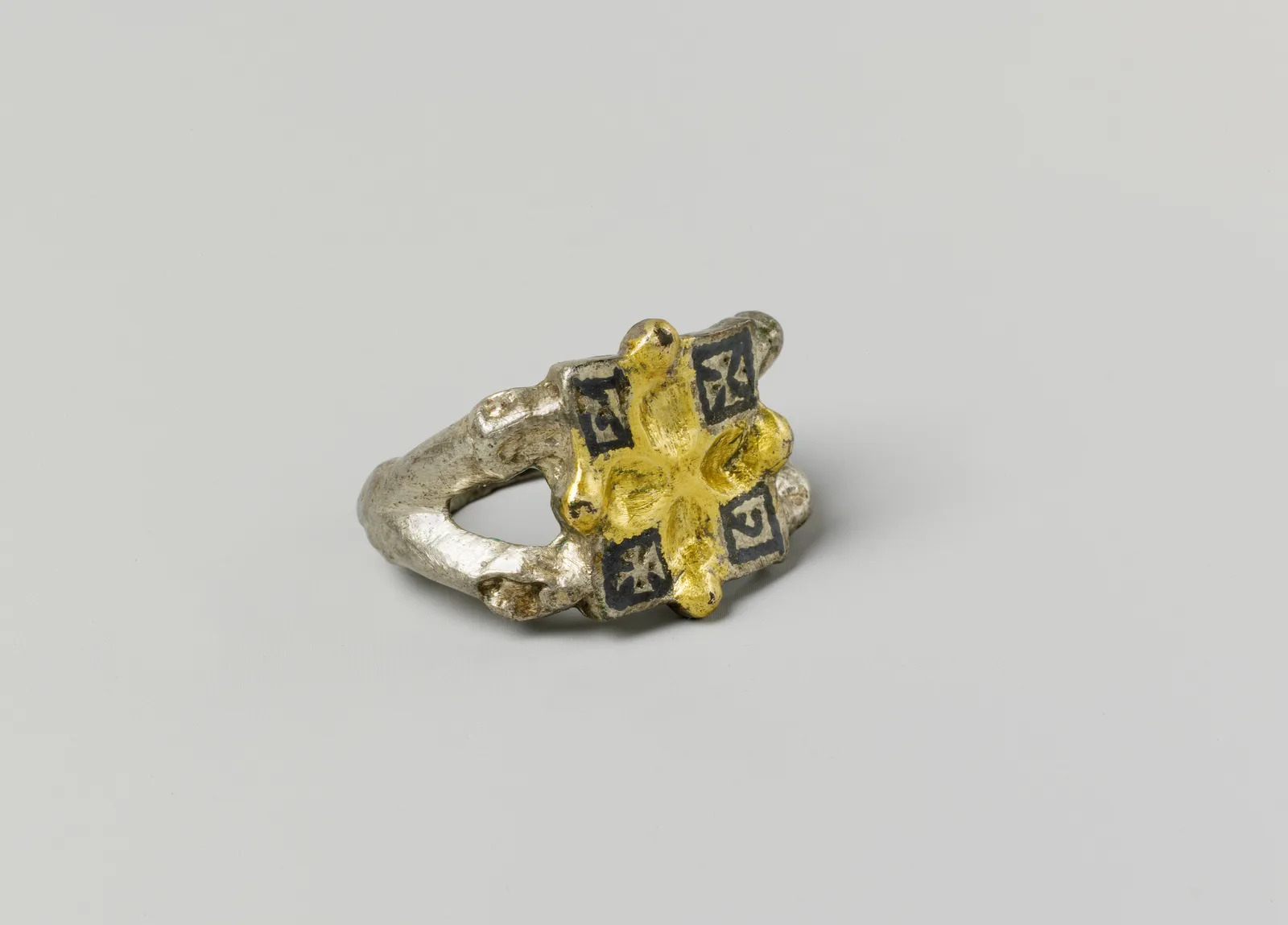 Anillo de plata de la Rus de Kiev con dorado y motivo de niel, siglos XI a XIII