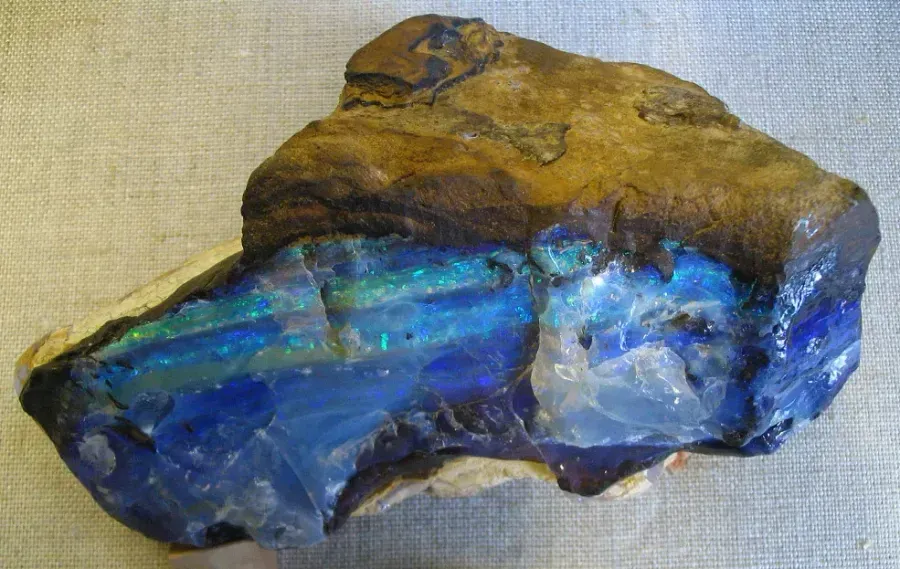 Ópalo negro: química, geología, historia y cómo distinguir una piedra auténtica