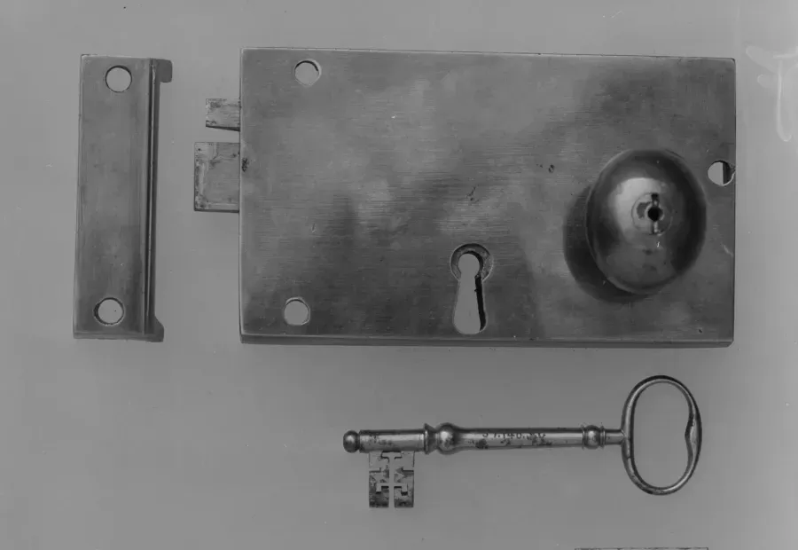 Antiguo candado de latón con ojo de cerradura y su llave correspondiente