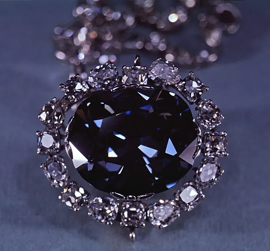 El diamante Hope en un colgante de pequeños diamantes blancos, una piedra azul de 45,52 quilates, Smithsonian National Museum of Natural History