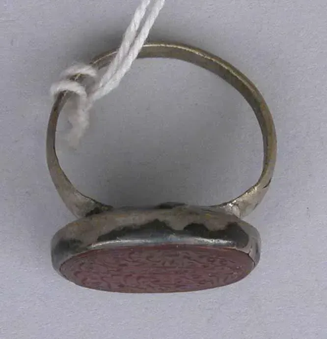 Antiguo anillo de plata con granate, una piedra de rojo intenso en su engaste