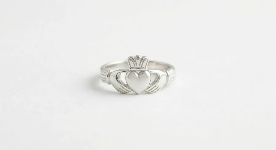 El Anillo Claddagh: Amor, Lealtad, Amistad y 400 Anos de Tradicion Irlandesa
