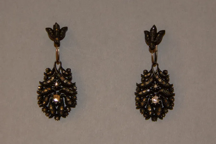 Pendiente antiguo de plata con diamantes talla rosa, siglo XIX