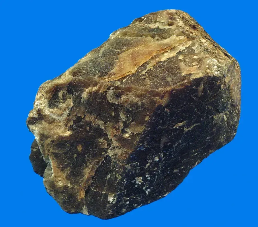 Cristal natural de corindón, el mineral del que se componen todos los zafiros