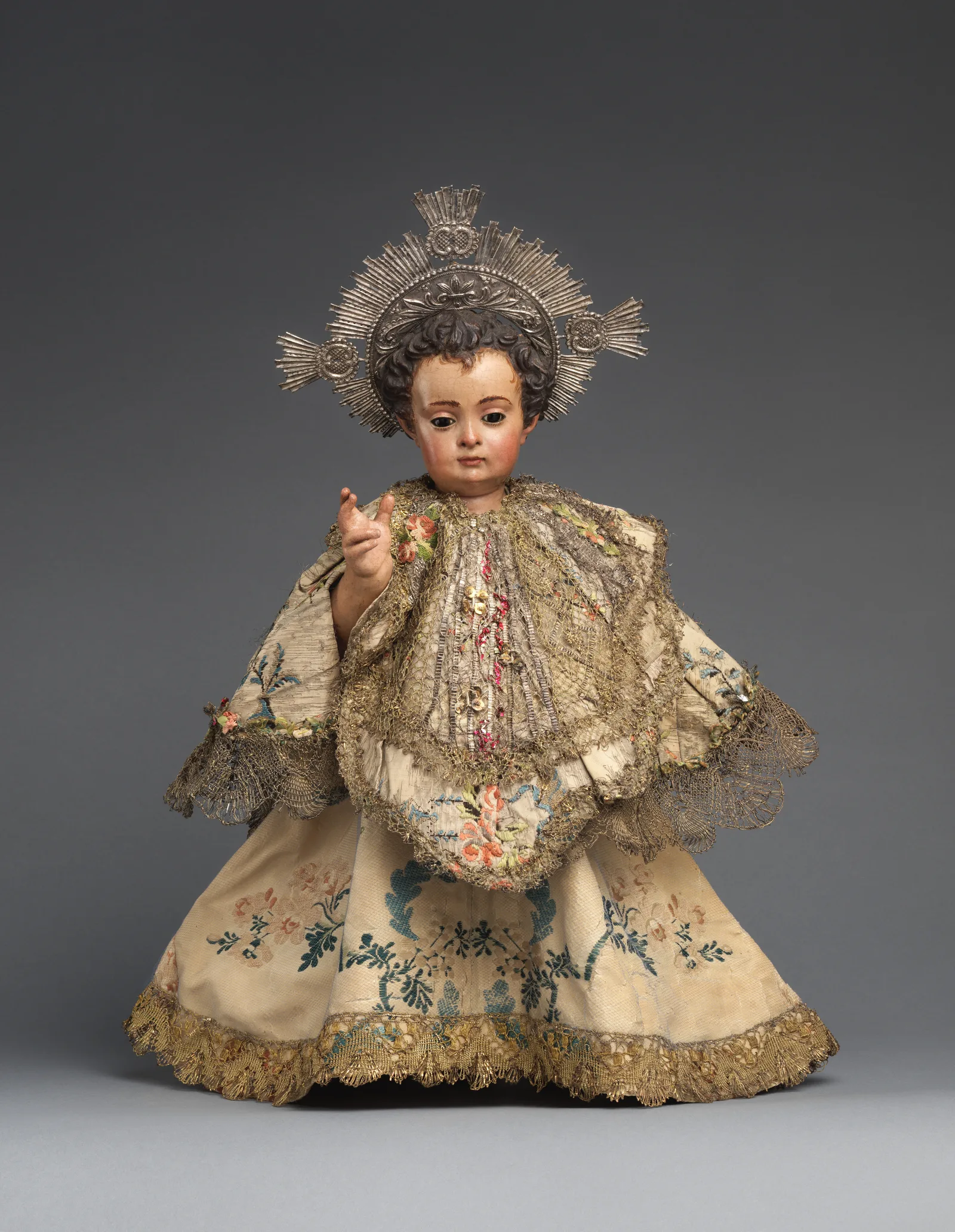 Divino Niño: significado de la imagen del Niño Jesús, medalla y joyas