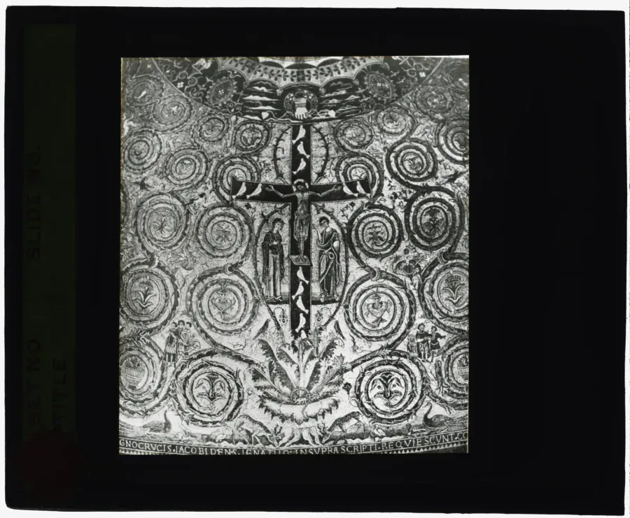 Crucifixion como Arbol de la Vida: mosaico medieval del abside de la basilica de San Clemente en Roma, hacia 1130, en una fotografia de archivo