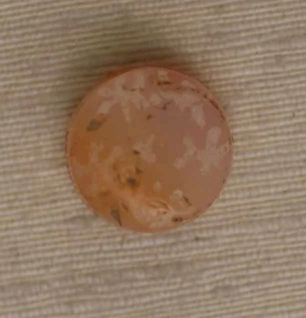 Cuenta de piedra alargada con canal axial, torneada y perforada a mano