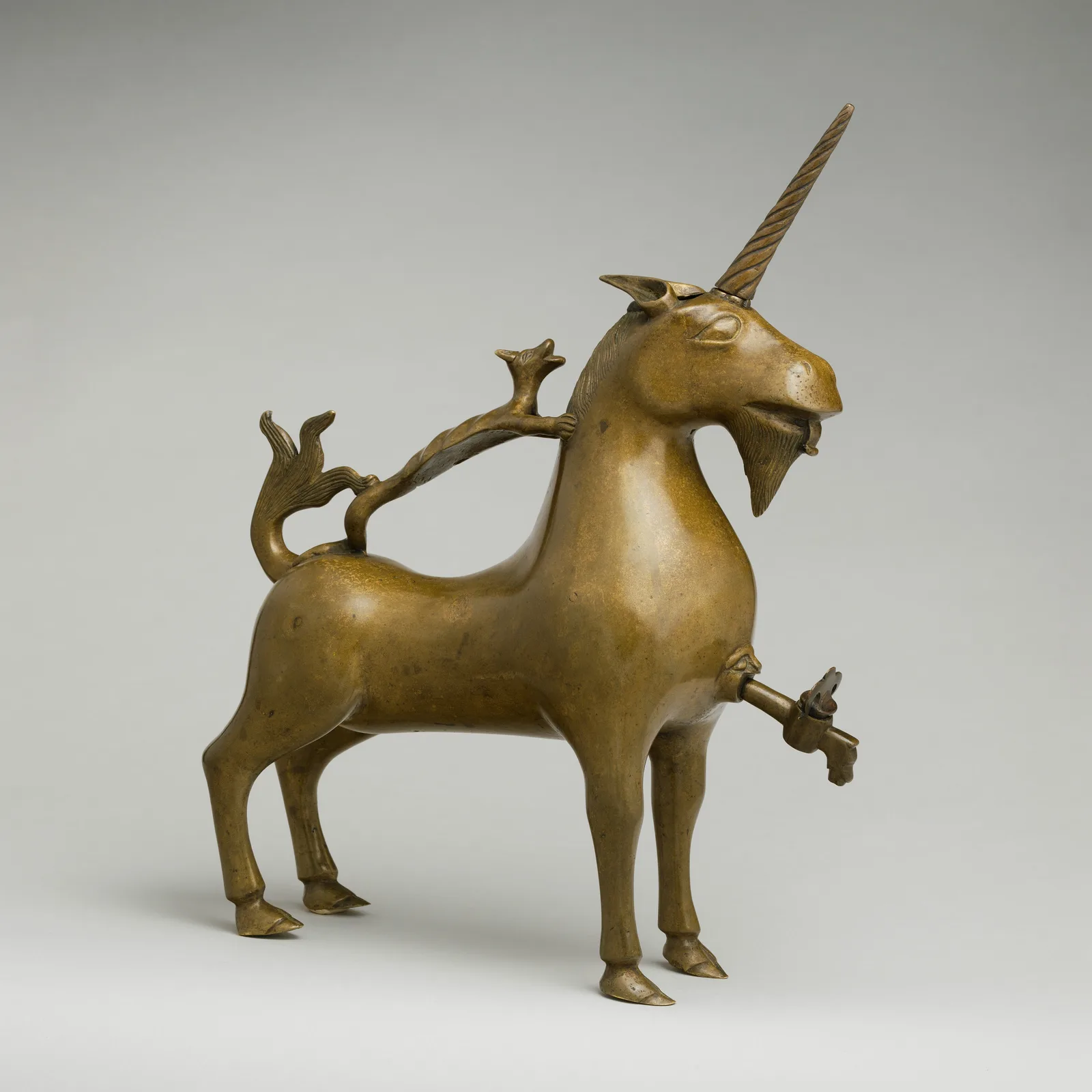 Aguamanil de bronce del siglo XV con forma de unicornio: cuerpo de caballo, barbilla de cabra y cuerno recto en espiral