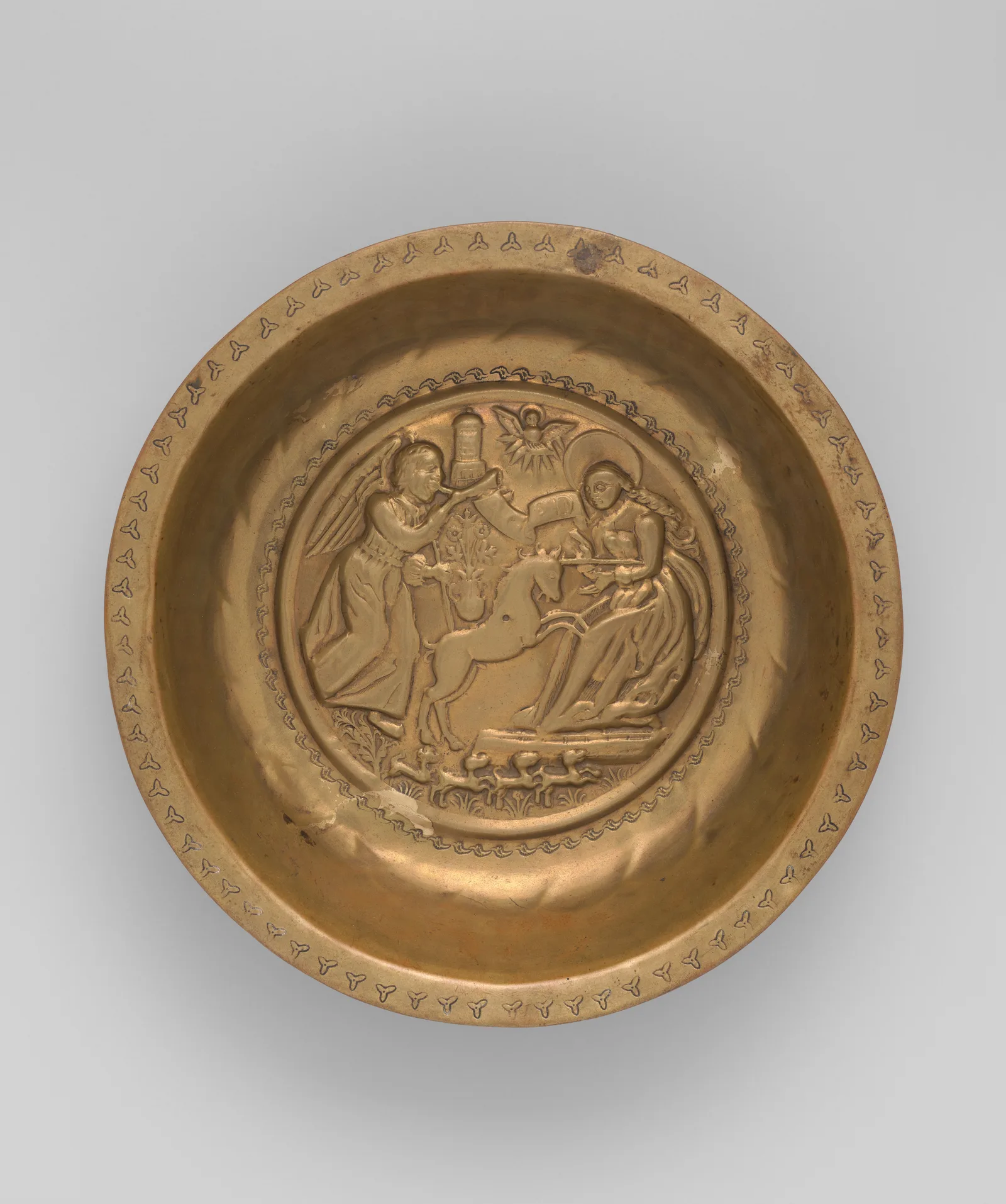 Plato de latón de finales del siglo XV con escena en relieve de la caza del unicornio: la doncella y el animal apoyando la cabeza en su regazo