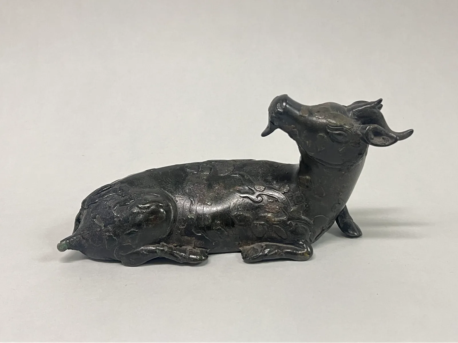 Figura china de bronce del siglo XVIII de un qilin tumbado, animal de un solo cuerno
