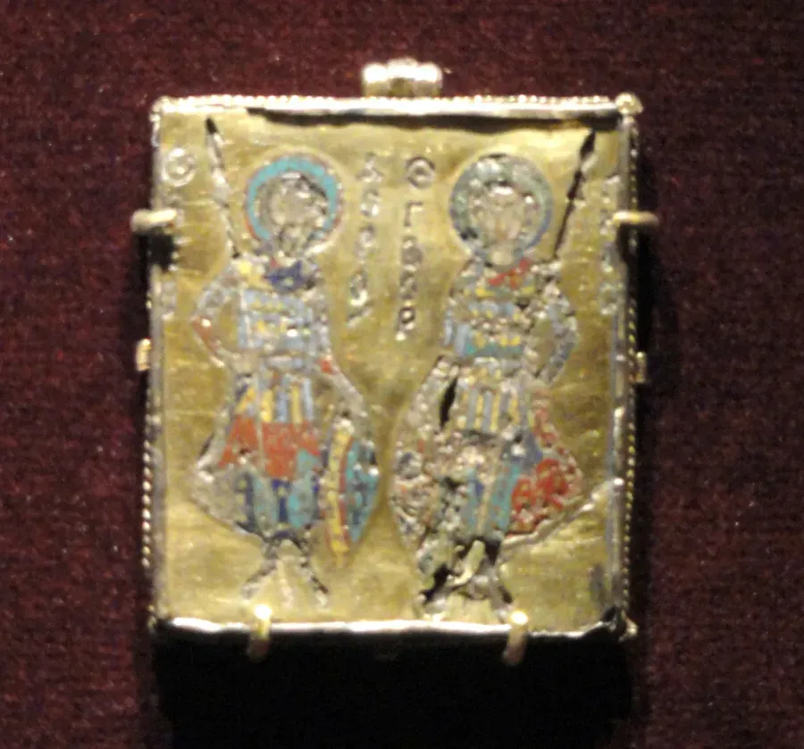 Enkolpion bizantino con la Crucifixión en esmalte cloisonné sobre plata dorada, c. 1080-1120