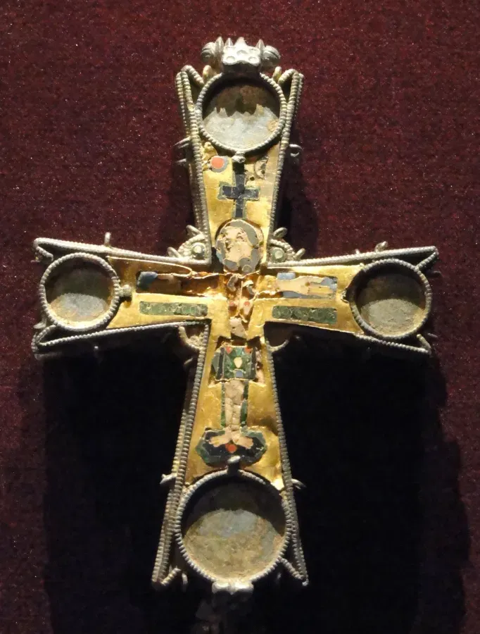 Cruz pectoral bizantina en oro y plata dorada con esmalte cloisonné, siglo X