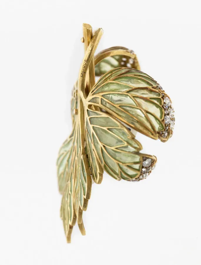 Colgante de René Lalique, Anémone des bois, esmalte plique-à-jour y pasta de vidrio sobre oro, c. 1900
