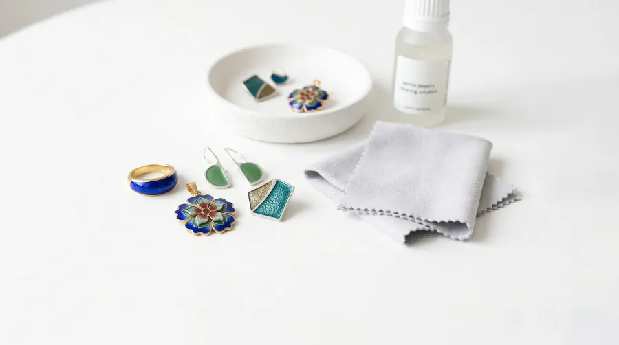 Esmalte en joyeria: como cuidarlo para que no se descascarille