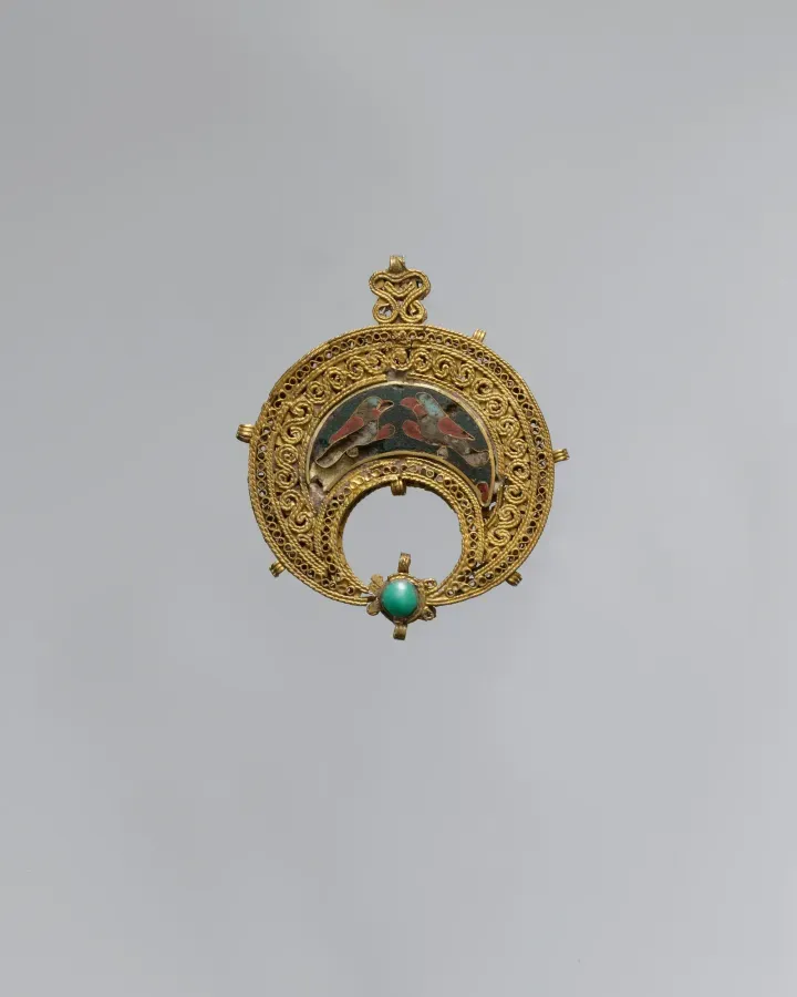 Colgante fatimi de oro en forma de media luna con aves, siglo XI