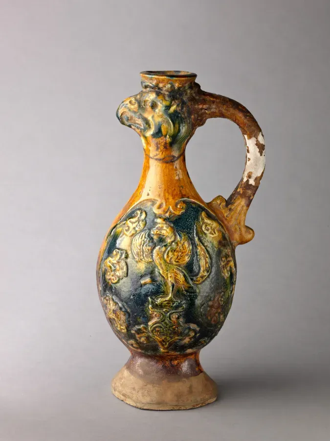 Jarra con boca en forma de cabeza de fenghuang, ceramica sancai, China, dinastia Tang